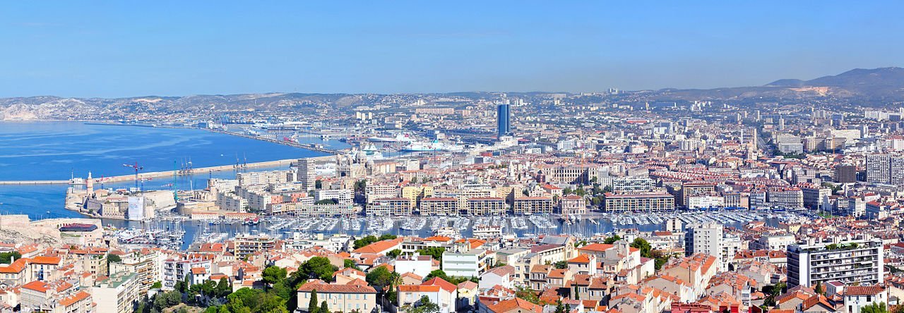 Le vieux Port de Marseille (Bouches-du-Rhône, Provence-Alpes-Côte d’Azur, France), vu à partir de la cathédrale Notre-Dame-de-la-Garde. | Wikimedia Commons Le vieux Port de Marseille (Bouches-du-Rhône, Provence-Alpes-Côte d’Azur, France), vu à partir de la cathédrale Notre-Dame-de-la-Garde. | Wikimedia Commons