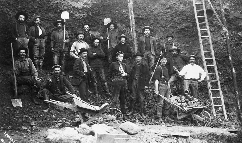Gruppe von Pickel und Schaufel Bergleute | Quelly: Getty Images Gruppe von Pickel und Schaufel Bergleute | Quelly: Getty Images