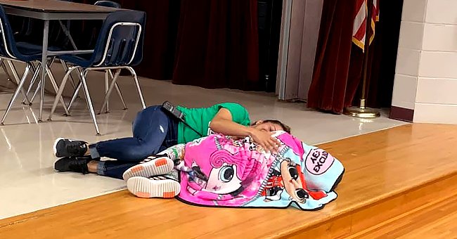 Elementary teacher Esther McCool and her student Kenlee lying on the floor | Photo: facebook.com/hollie.bellewshaw