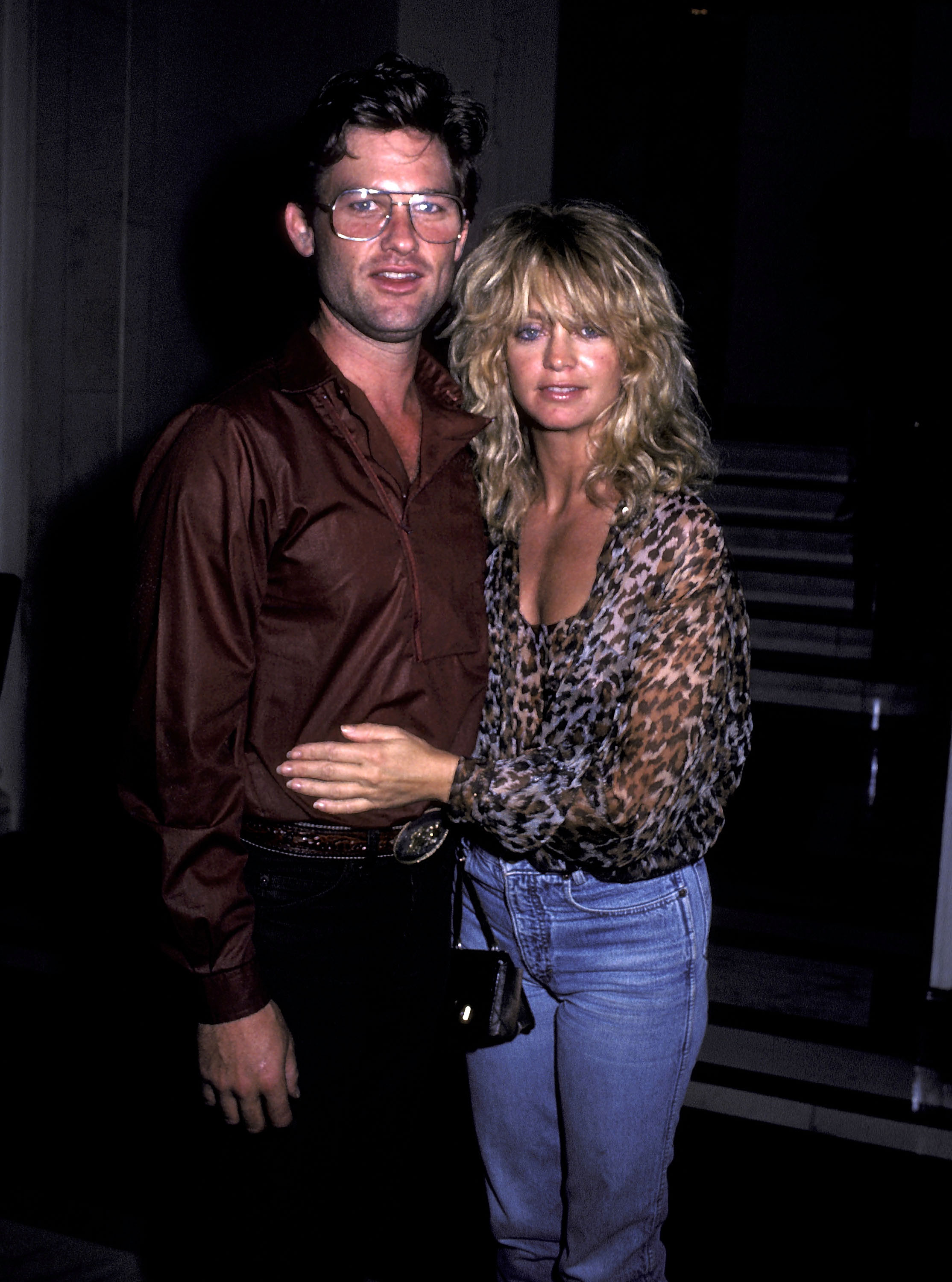 Kurt Russell and Goldie Hawn leave the Carlyle Hotel for a night out in New York City, on July 23, 1983 | Source: Getty Images