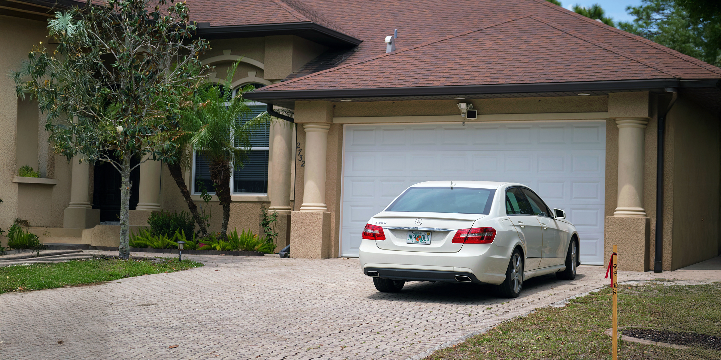 A car parked outside a nice house | Source: Shutterstock