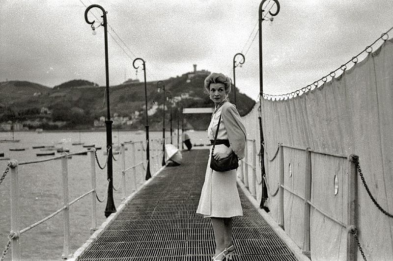 Conchita Montenegro, famosa actriz española, caminando por las calles de San Sebastián (Guipúzcoa). Año 1940. | Imagen: Wikimedia Commons Conchita Montenegro, famosa actriz española, caminando por las calles de San Sebastián (Guipúzcoa). Año 1940. | Imagen: Wikimedia Commons