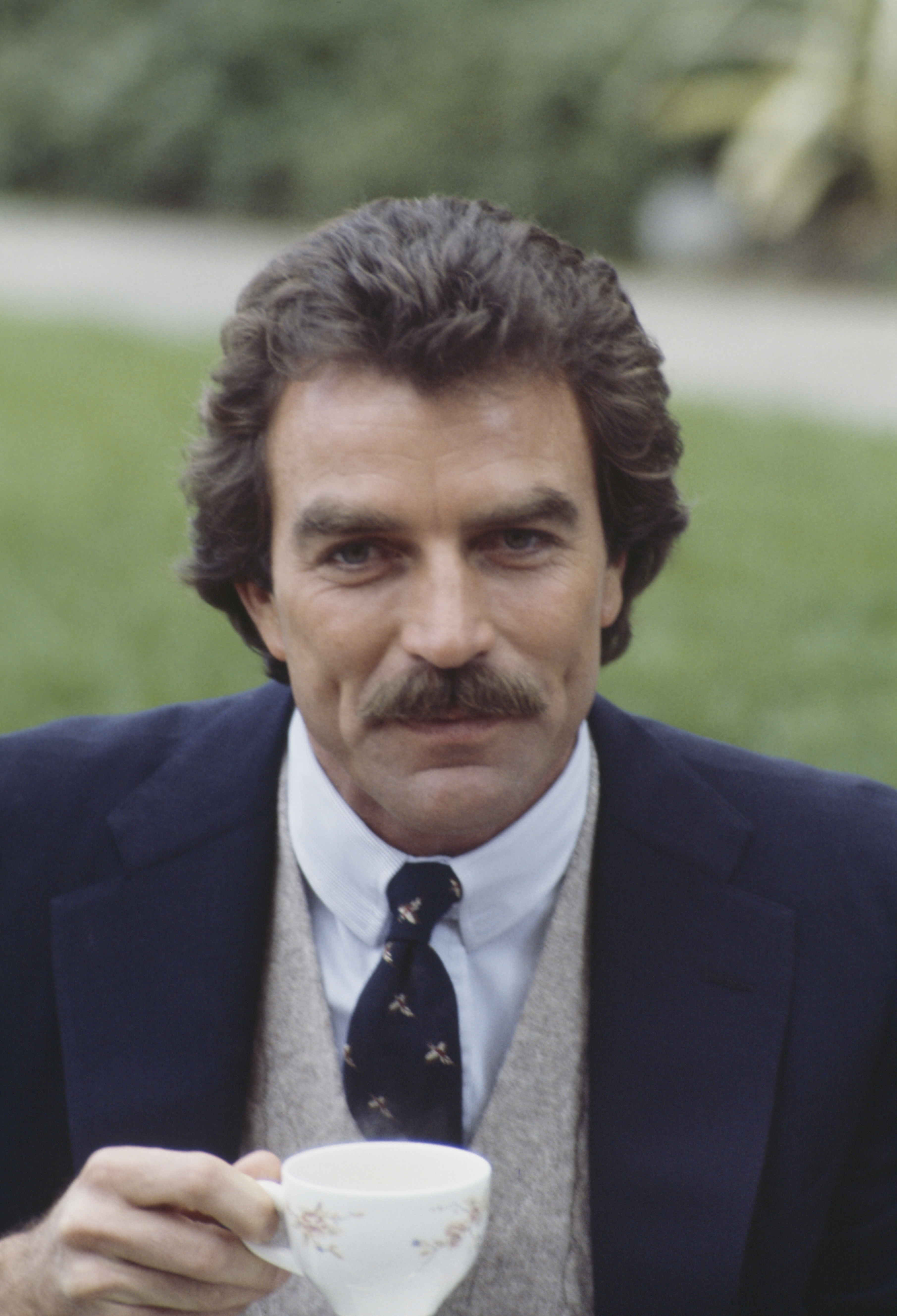 Tom Selleck filming his series 'Magnum PI' in London, England, on May 2, 1985. | Source: Getty Images