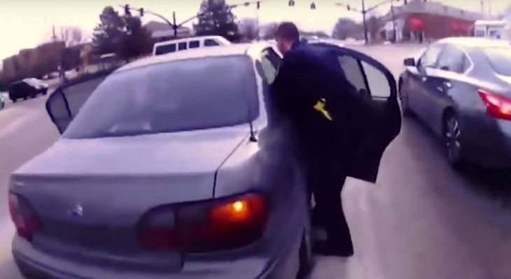 Des Policiers Ont Remarque Un Bebe Demuni Dans Une Voiture Et Ont Realise Qu Ils N Avaient Que Quelques Secondes Pour Lui Sauver La Vie Video