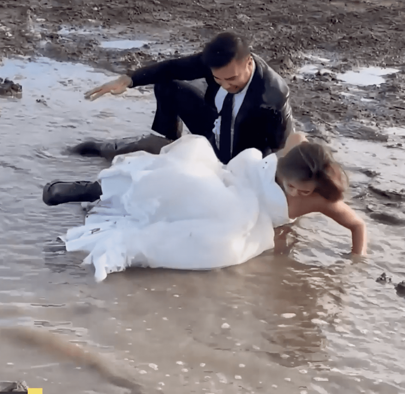 Newlyweds Kamilla and Murat fall in the mud during their wedding photoshoot. | Source: facebook.com/newsflare