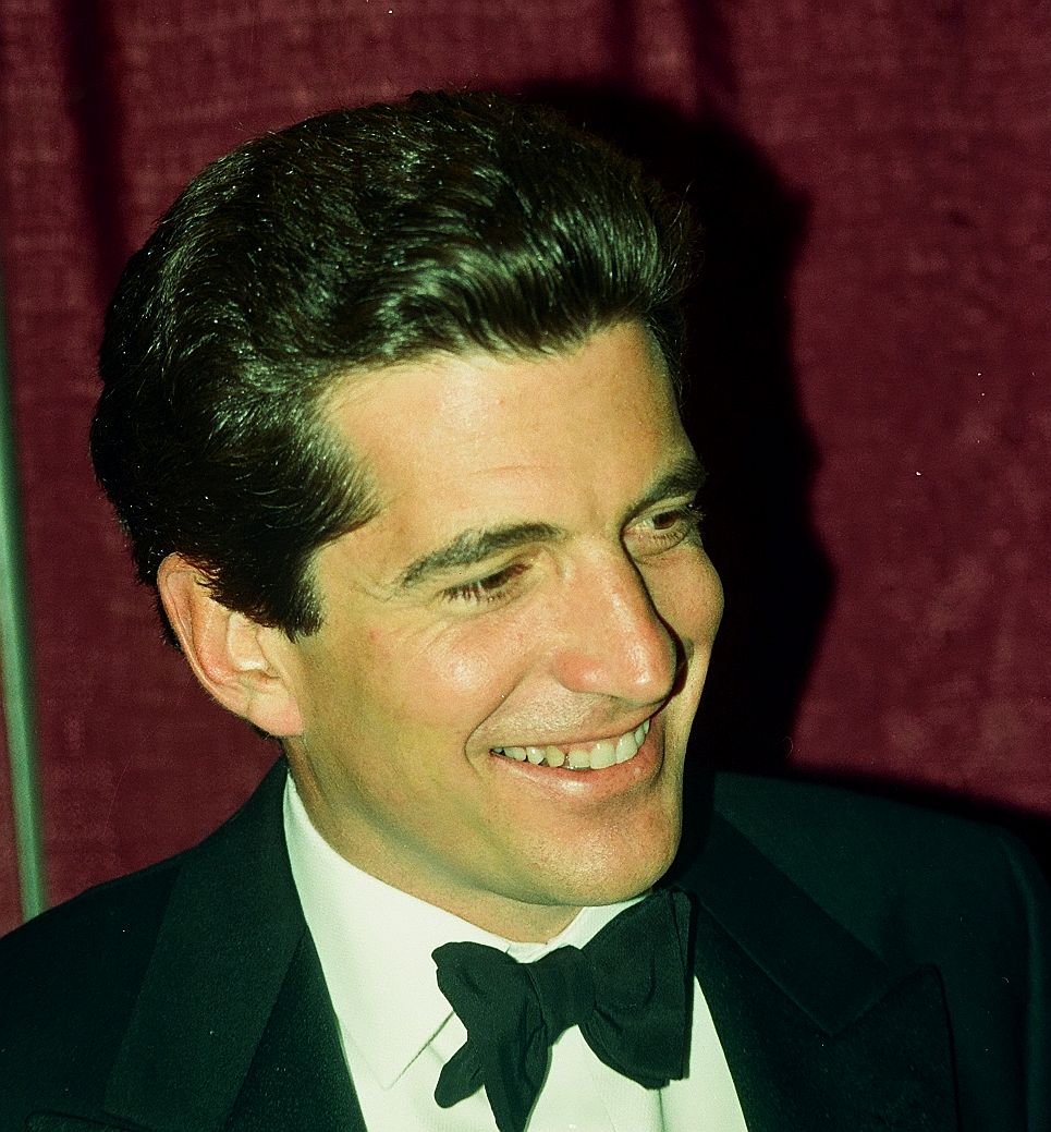 John F. Kennedy Jr. sonríe en una recepción. | Foto: Wikimedia Commons. John F. Kennedy Jr. sonríe en una recepción. | Foto: Wikimedia Commons.