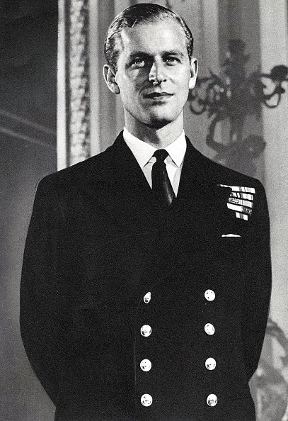 Portrait of Prince Philip Mountbatten posed in naval uniform circa 1947.| Photo: Getty Images
