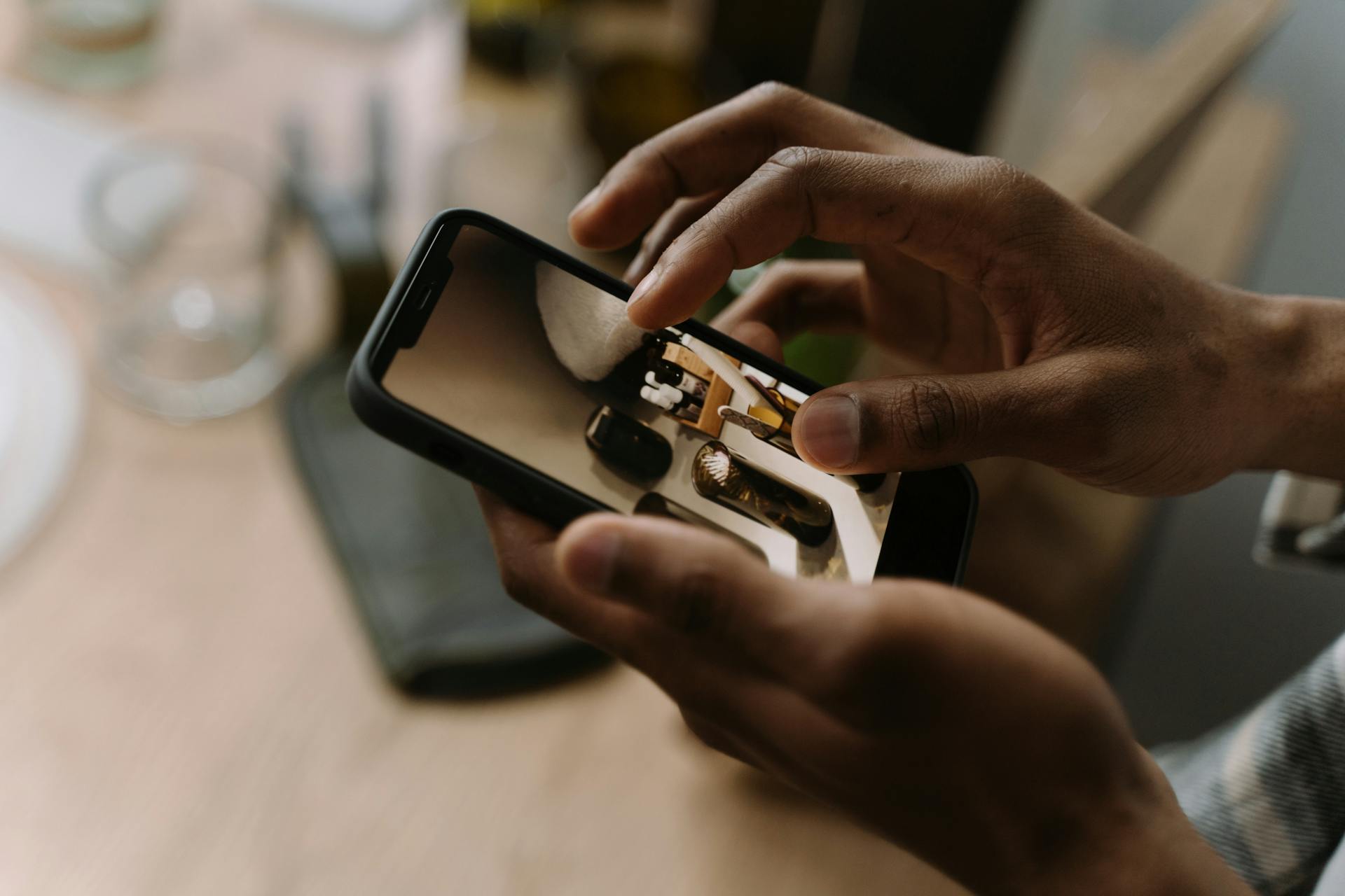 A close-up shot of a man using a phone | Source: Pexels