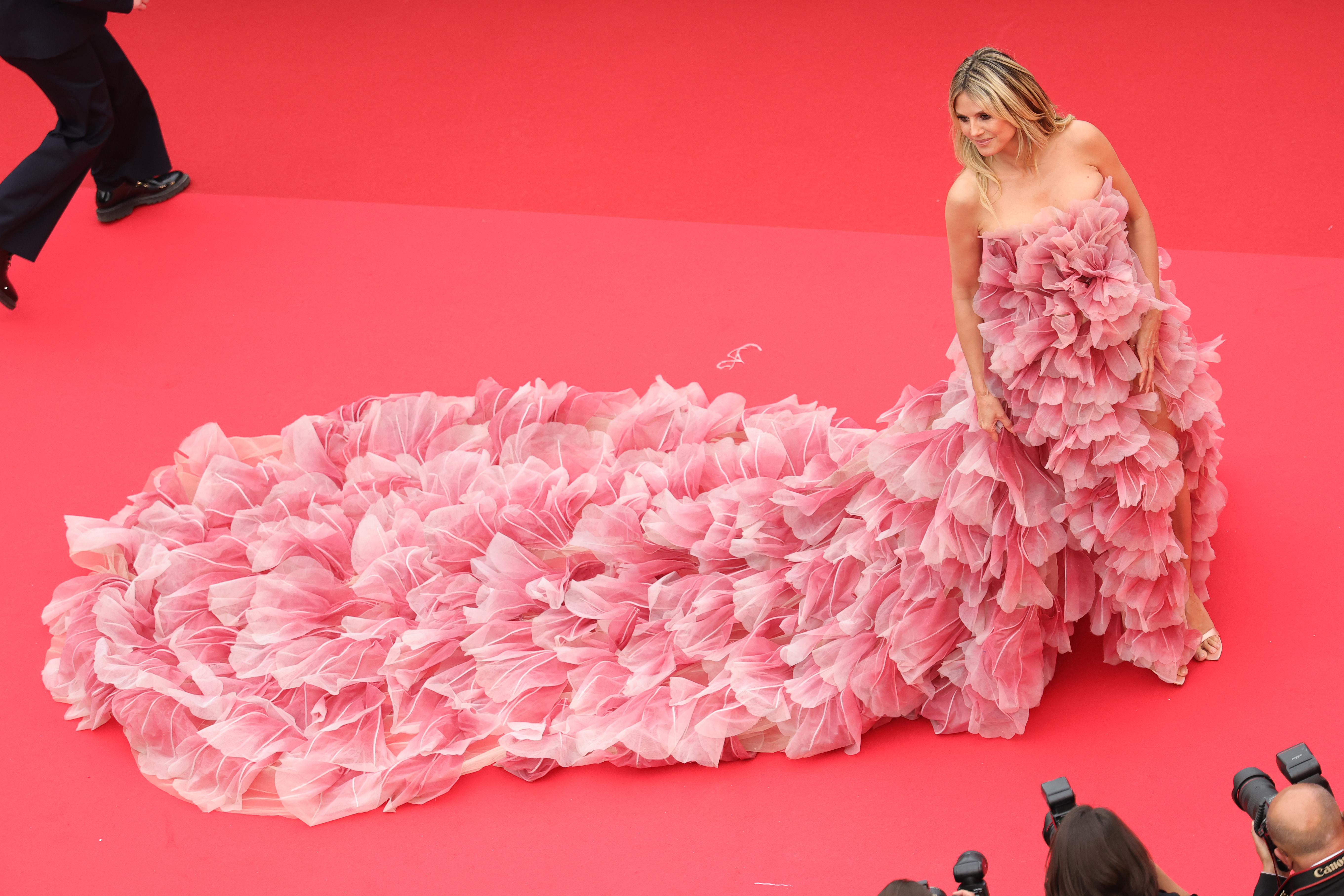 An impeccable aerial shot captures the full drama of Klum’s gown, its cascading train flowing gracefully behind her. The breathtaking view makes it clear why she bent the rules to wear such a stunning piece.
