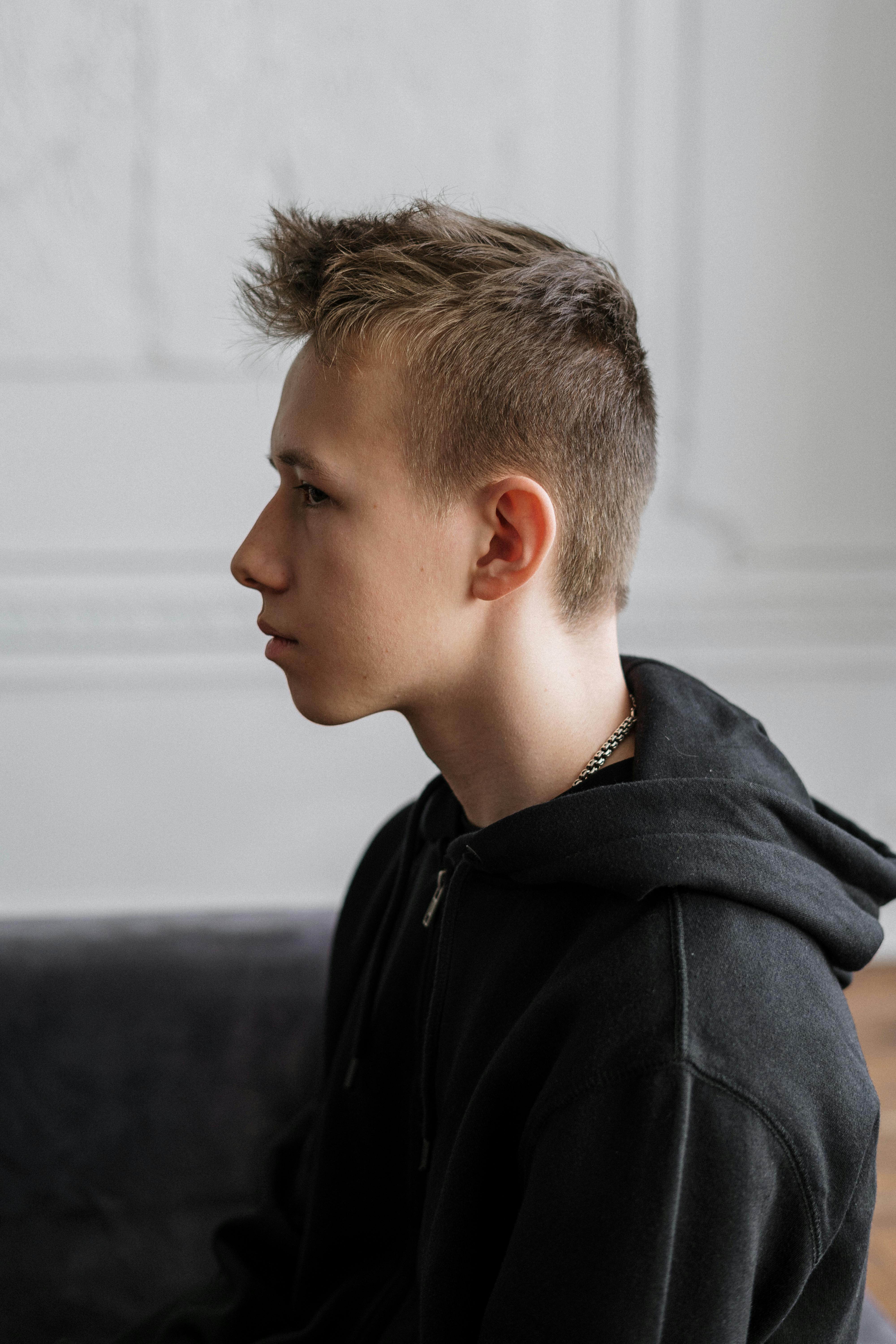 A very sad teenage boy | Source: Pexels