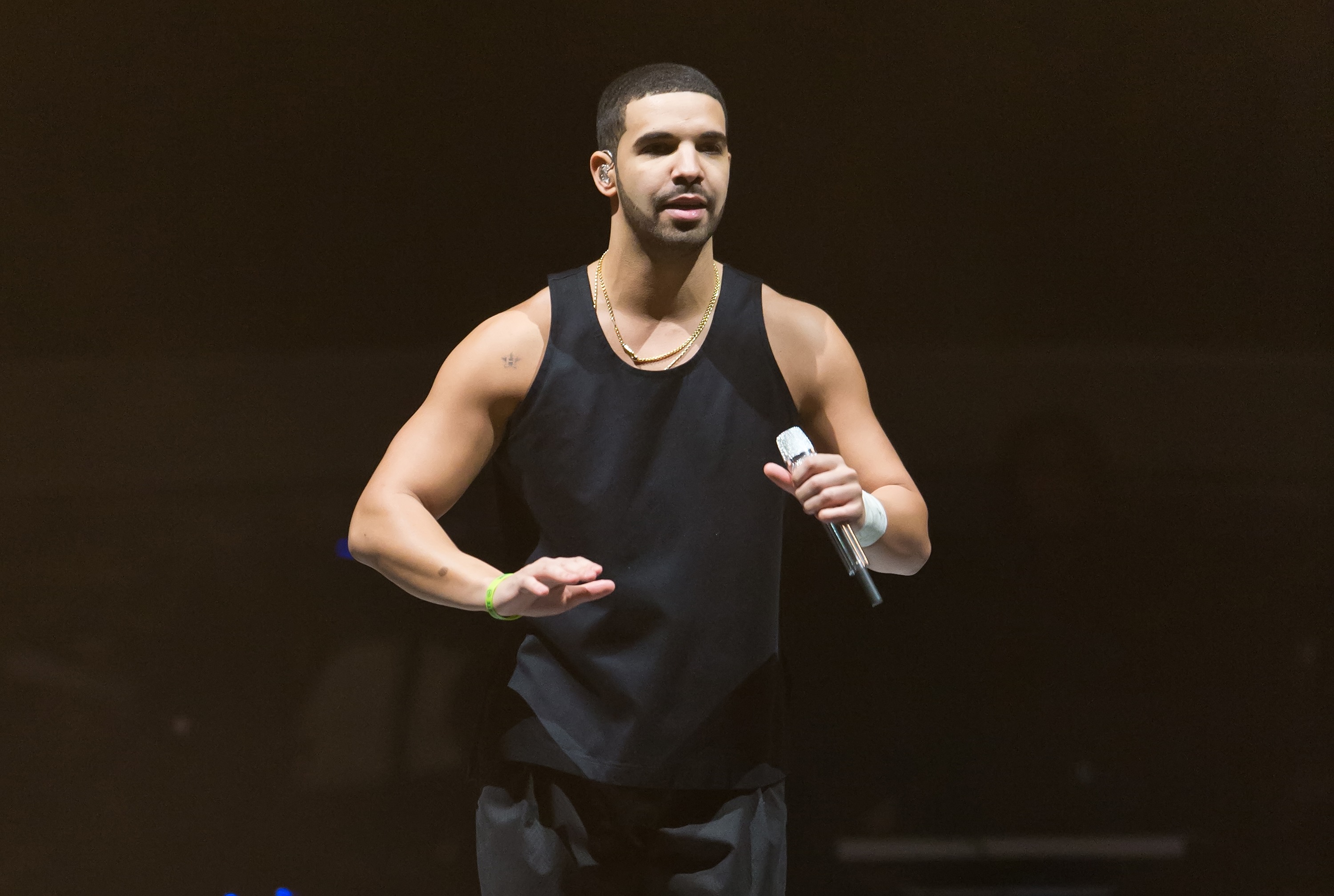 Rapper Drake performs in Philadelphia, Pennsylvania on December 18, 2013 | Source: Getty Images