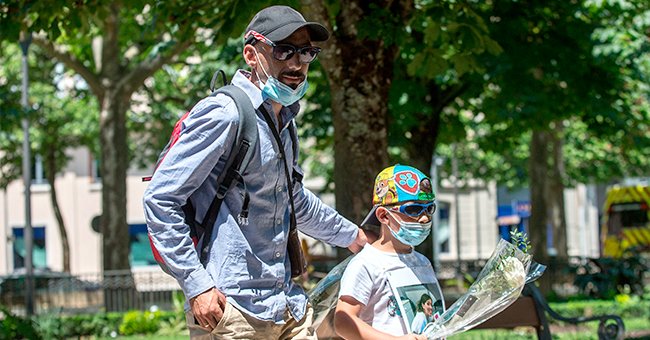 Cédric Jubillar et son fils pendant la marche blanche. | Photo : Getty Images