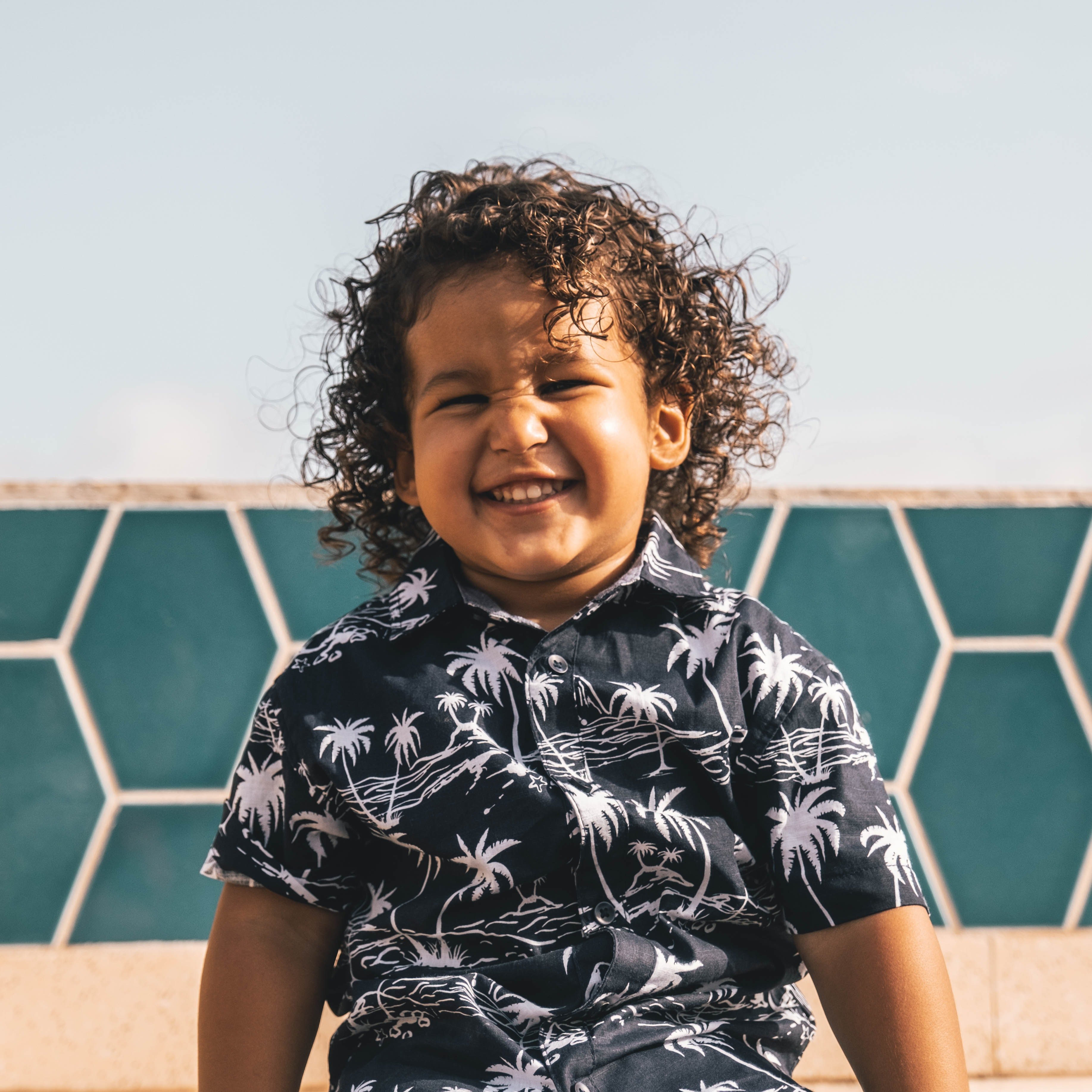 An amused little boy. | Source: Pexels