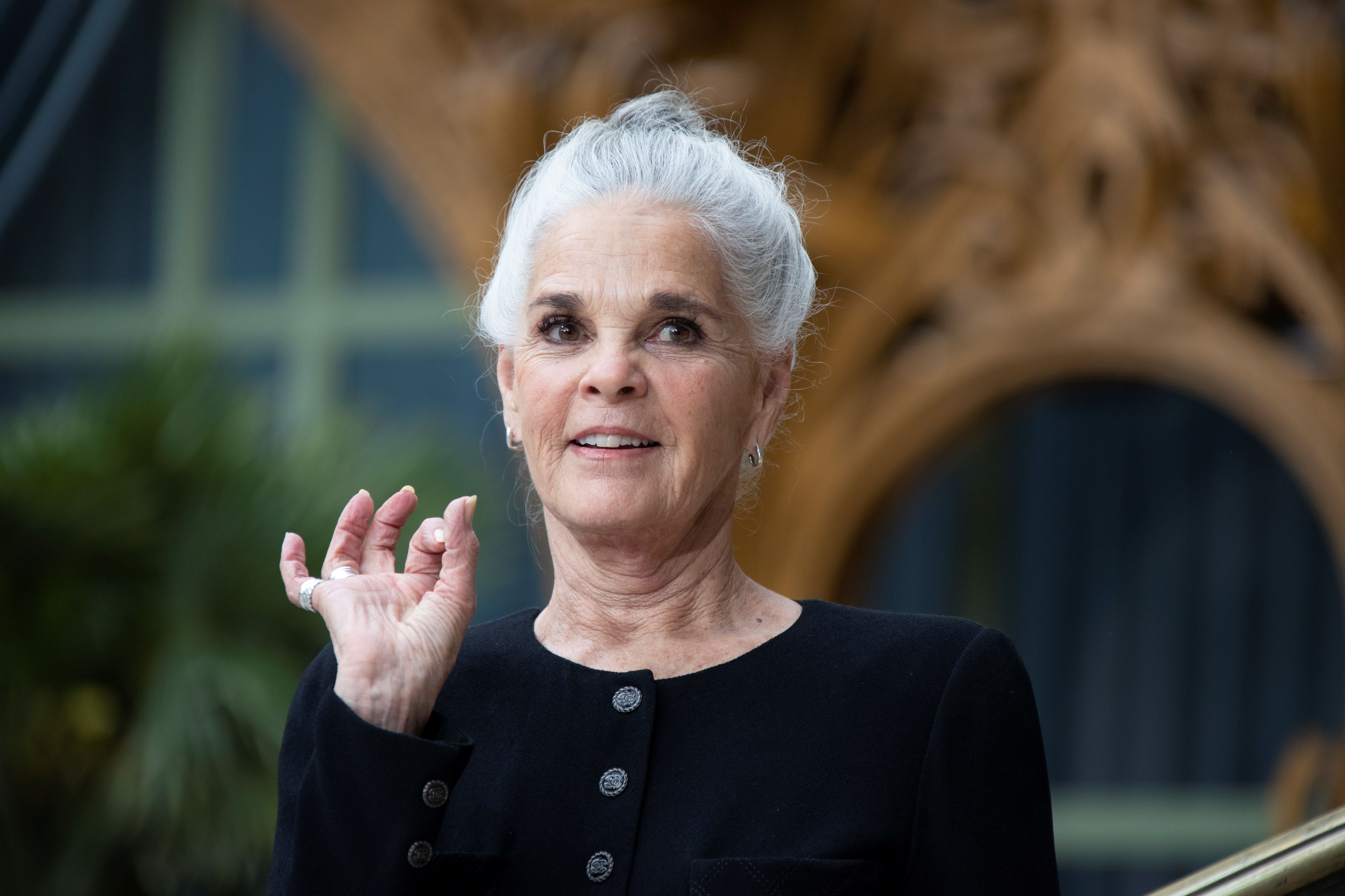 US actress Ali MacGraw poses during the photocall prior to the 2020 Chanel Croisiere (Cruise) fashion show at the Grand Palais in Paris on May 3, 2019.| Source: Getty Images