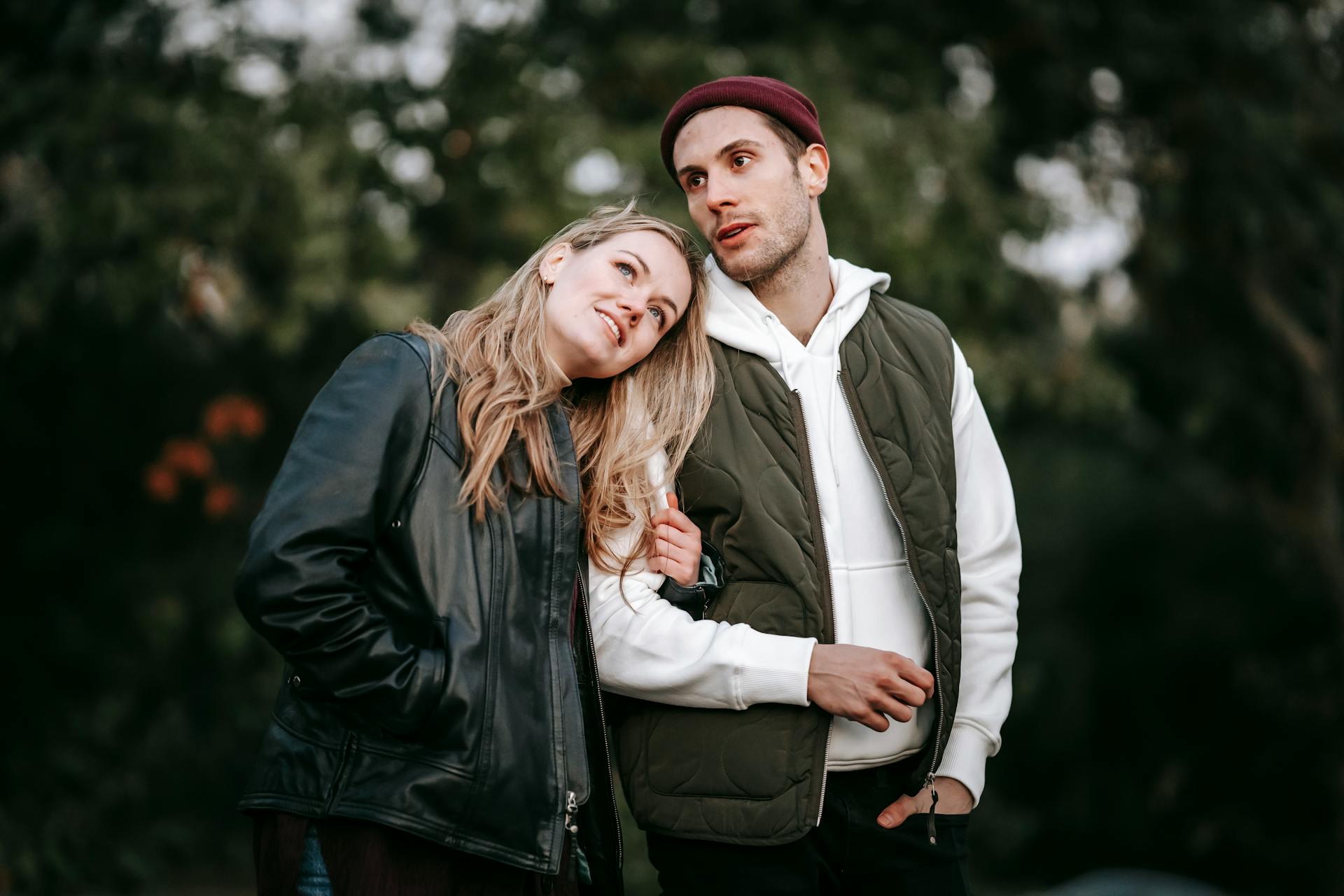 A couple in a park | Source: Pexels