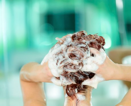 Laver les cheveux. | Photo : Getty Images