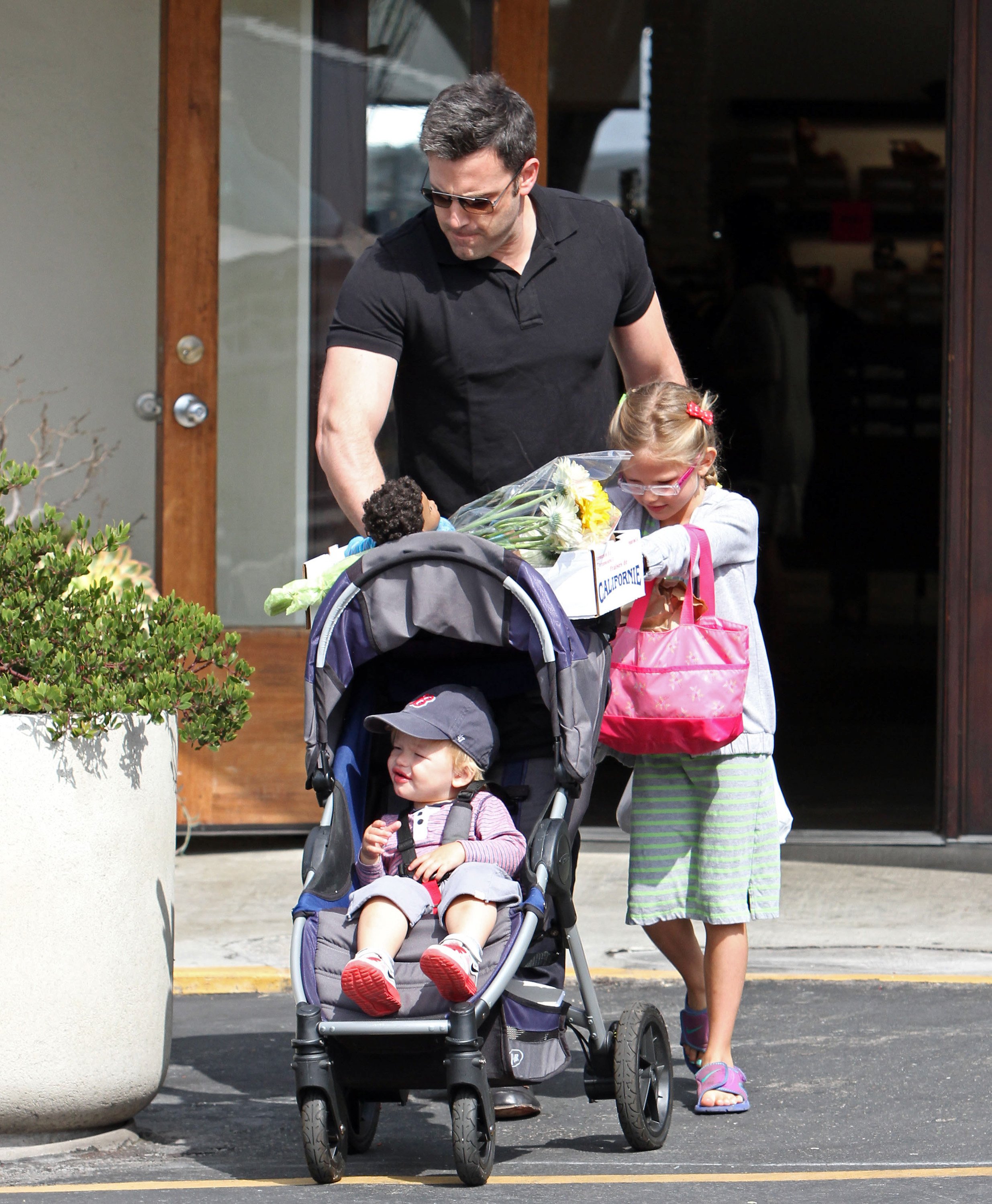 Ben Affleck with his children Samuel and Violet in Los Angeles 2013. | Source: Getty Images