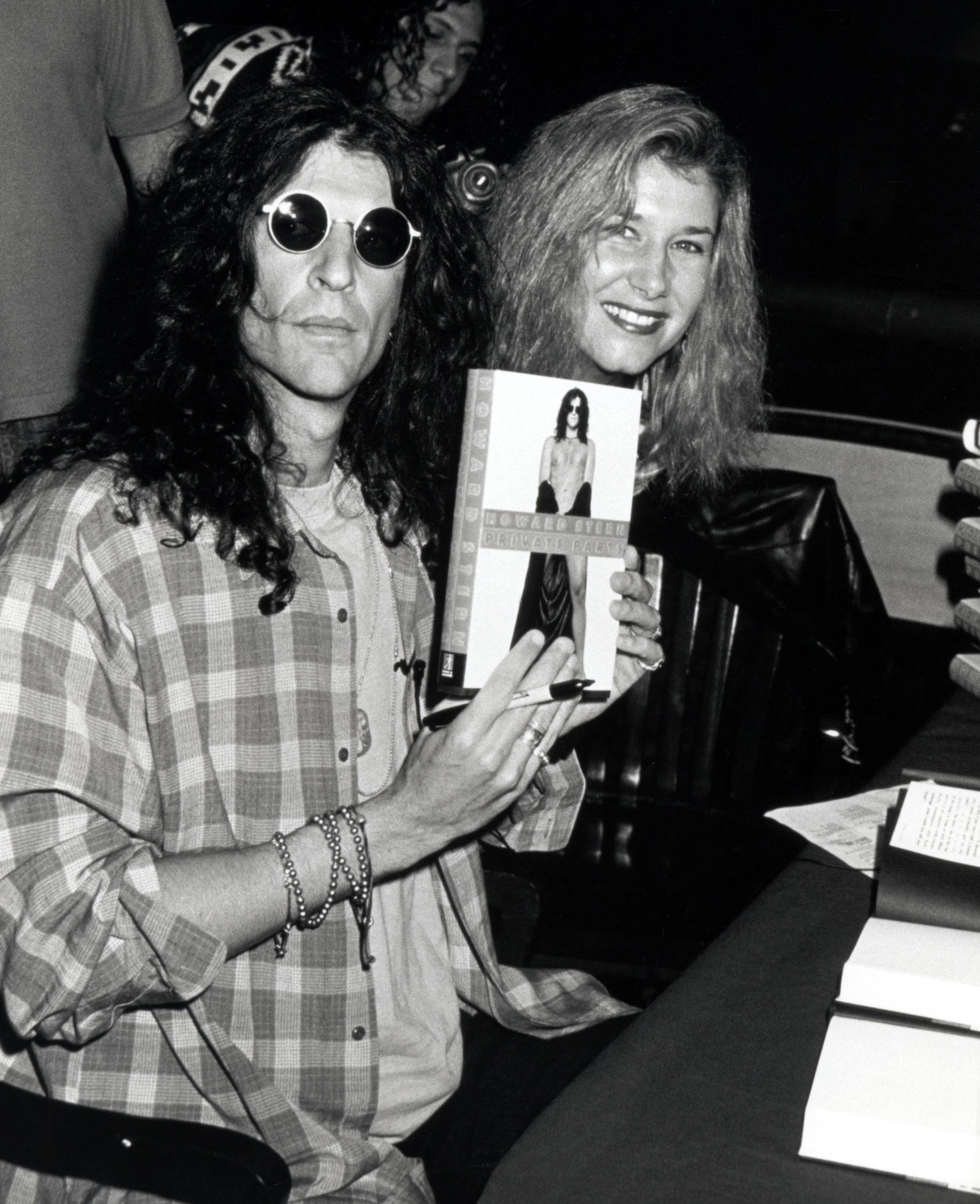 Howard and Alison Stern during his in-store book signing of "Private Parts" at Barnes and Noble in New York City on October 14, 1993 | Source: Getty Images