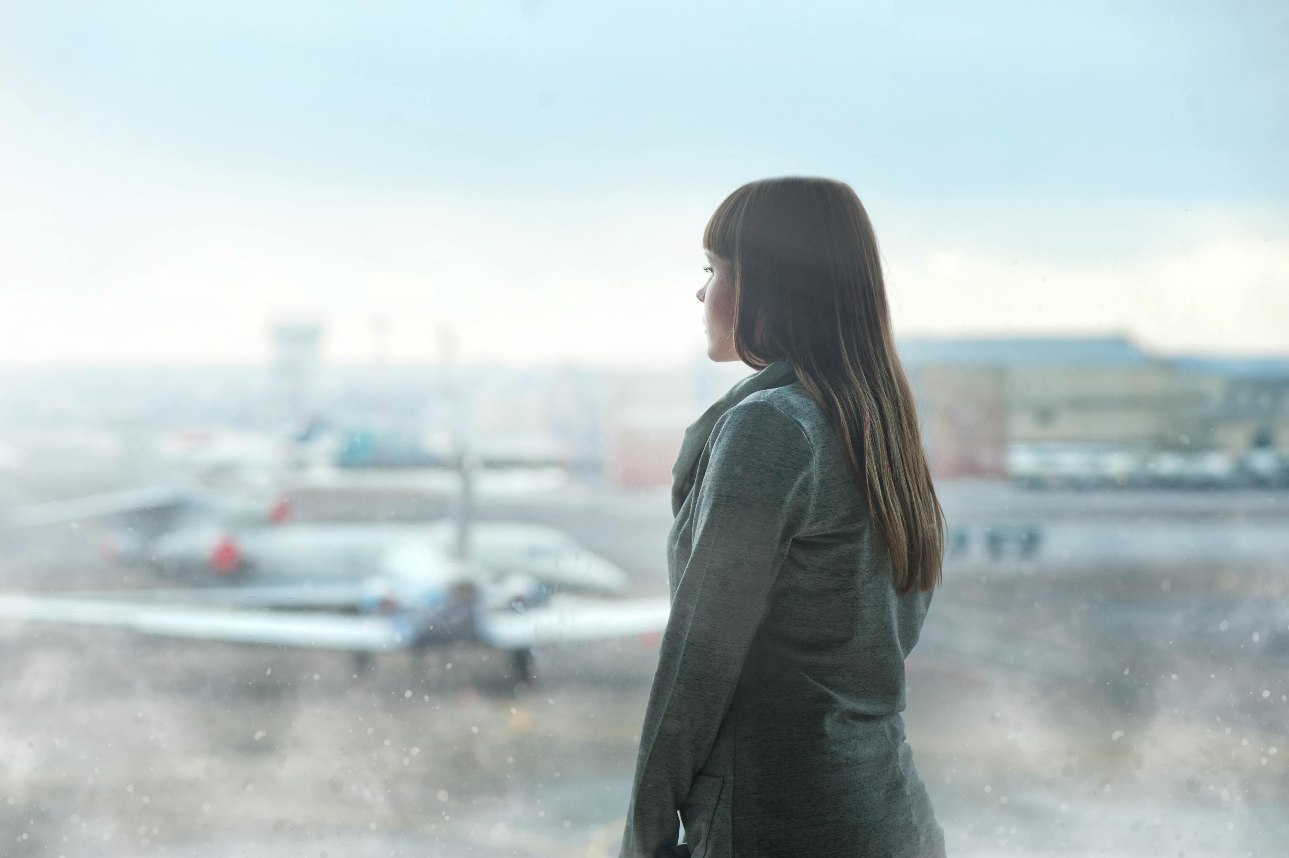 A woman wearing a jacket at the airport | Source: Pexels