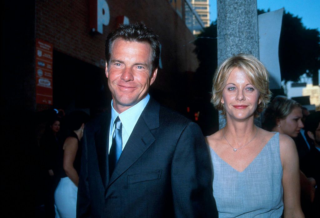 Dennis Quaid und die Schauspielerin Meg Ryan kommen am 20. Juli 1998 zur Premiere von "The Parent Trap" in Los Angeles, CA. | Quelle: Getty Images