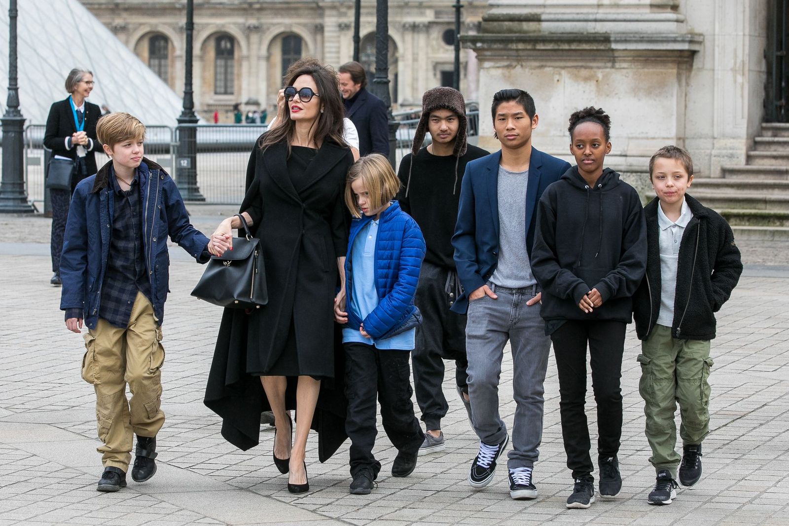 Angelina Jolie y sus hijos Maddox, Shiloh, Vivienne, Knox, Zahara y Pax el 30 de enero de 2018, en París, Francia. | Foto: Getty Images