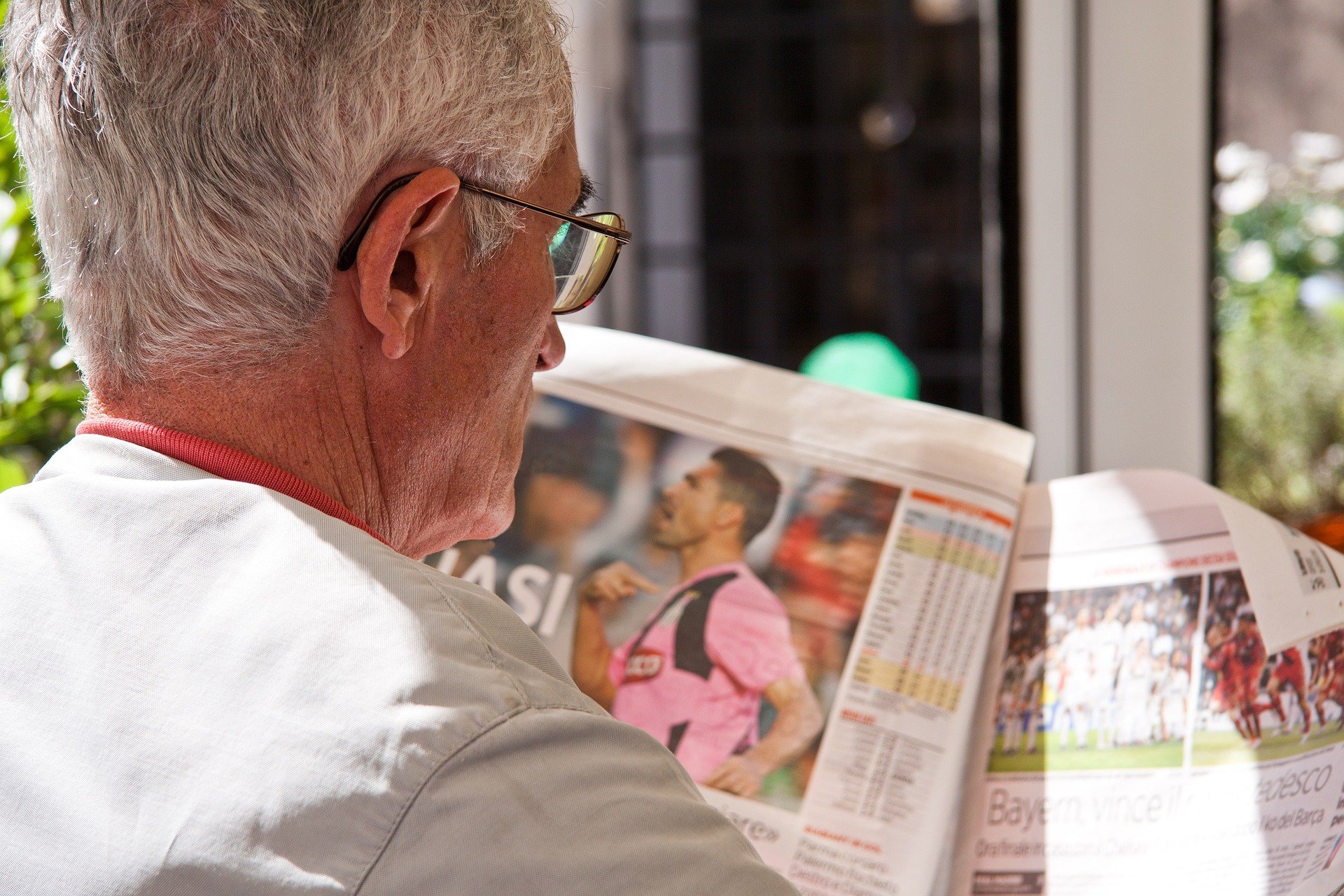 Man reading the newspaper. | Source: Stefan Schweihofer/Pixabay 