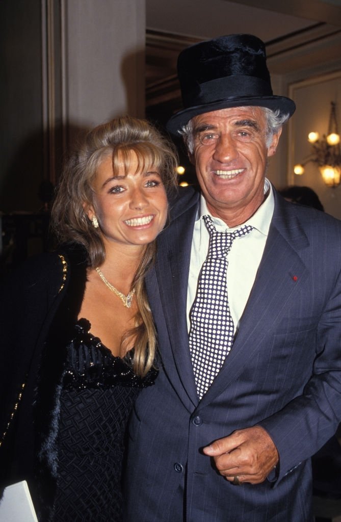 Jean-Paul Belmondo fête ses 40 ans de carrière avec sa compagne Natty à Paris le 9 avril 1993, France. | Photo : Getty Images