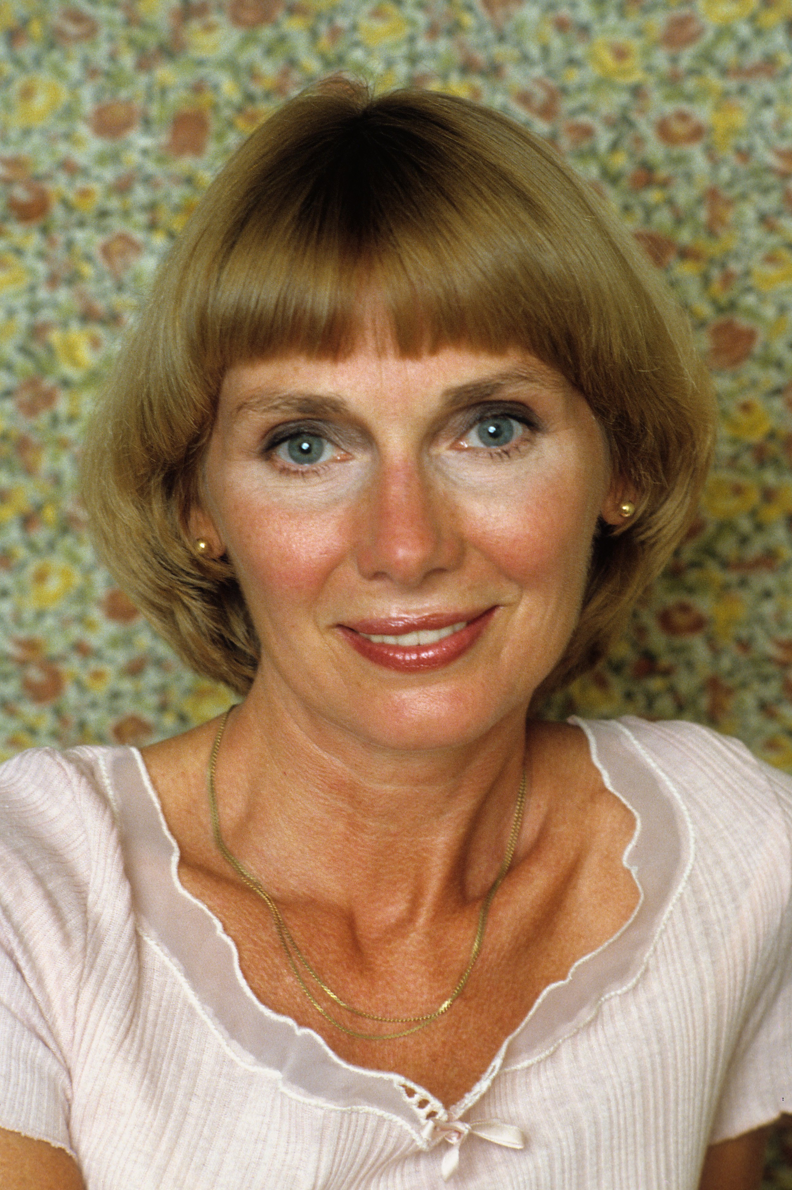 Ein Porträt von Inga Swenson, lächelnd am 1. Januar 1985 in Los Angeles, Kalifornien | Quelle: Getty Images