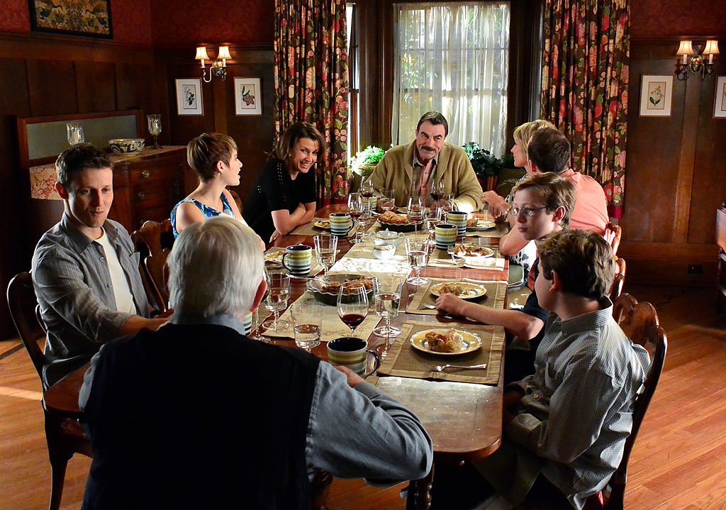Tom Selleck, Donnie Wahlberg, Bridget Moynahan, Will Estes, Len Cariou, Amy Carlson, Sami Gayle, Tony Terraciano and Andrew Terraciano at family dinner on "Blue Bloods." Source: Getty Images.