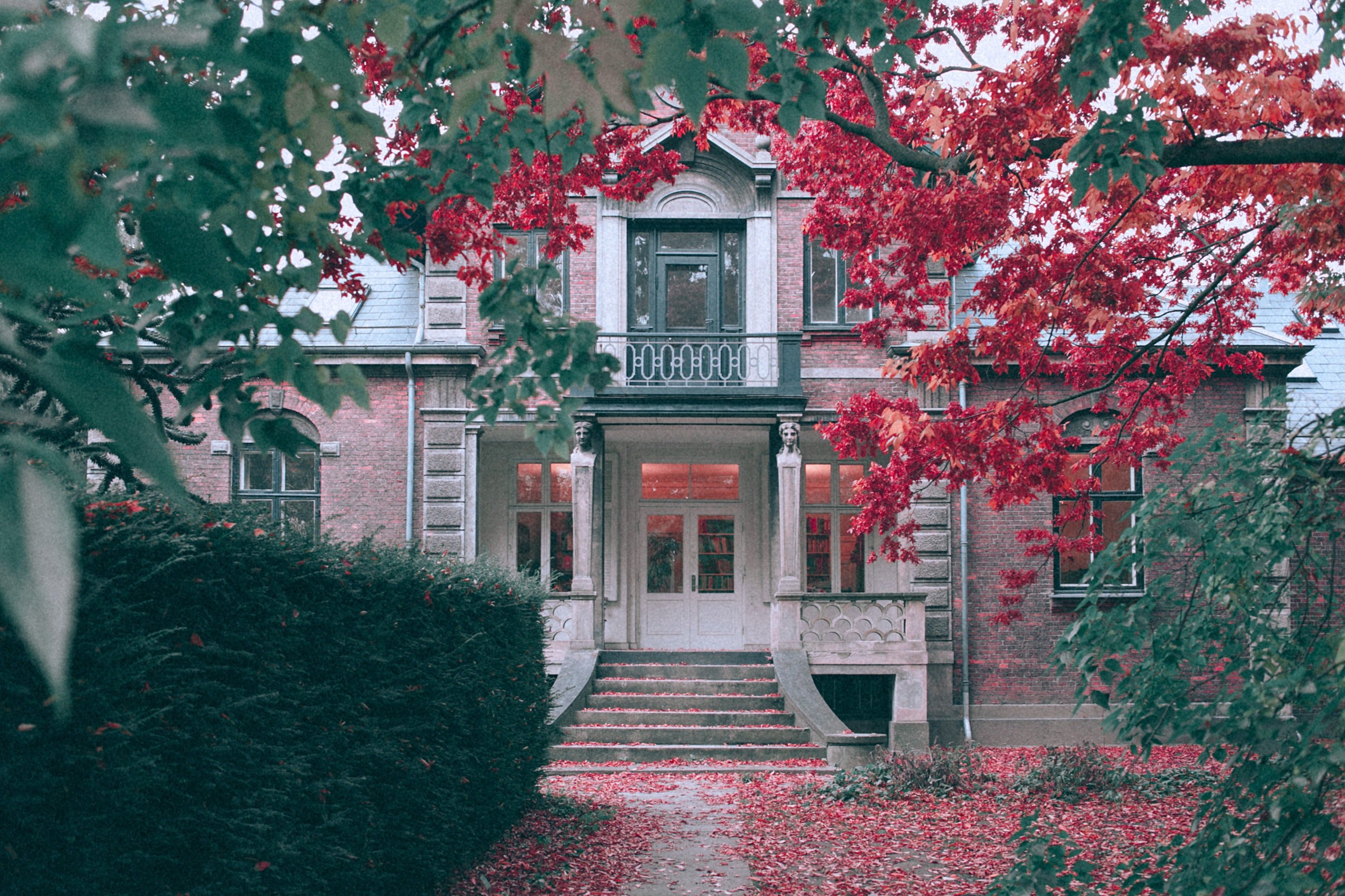 Rick would play near a beautiful old mansion with his friends. | Source: Pexels