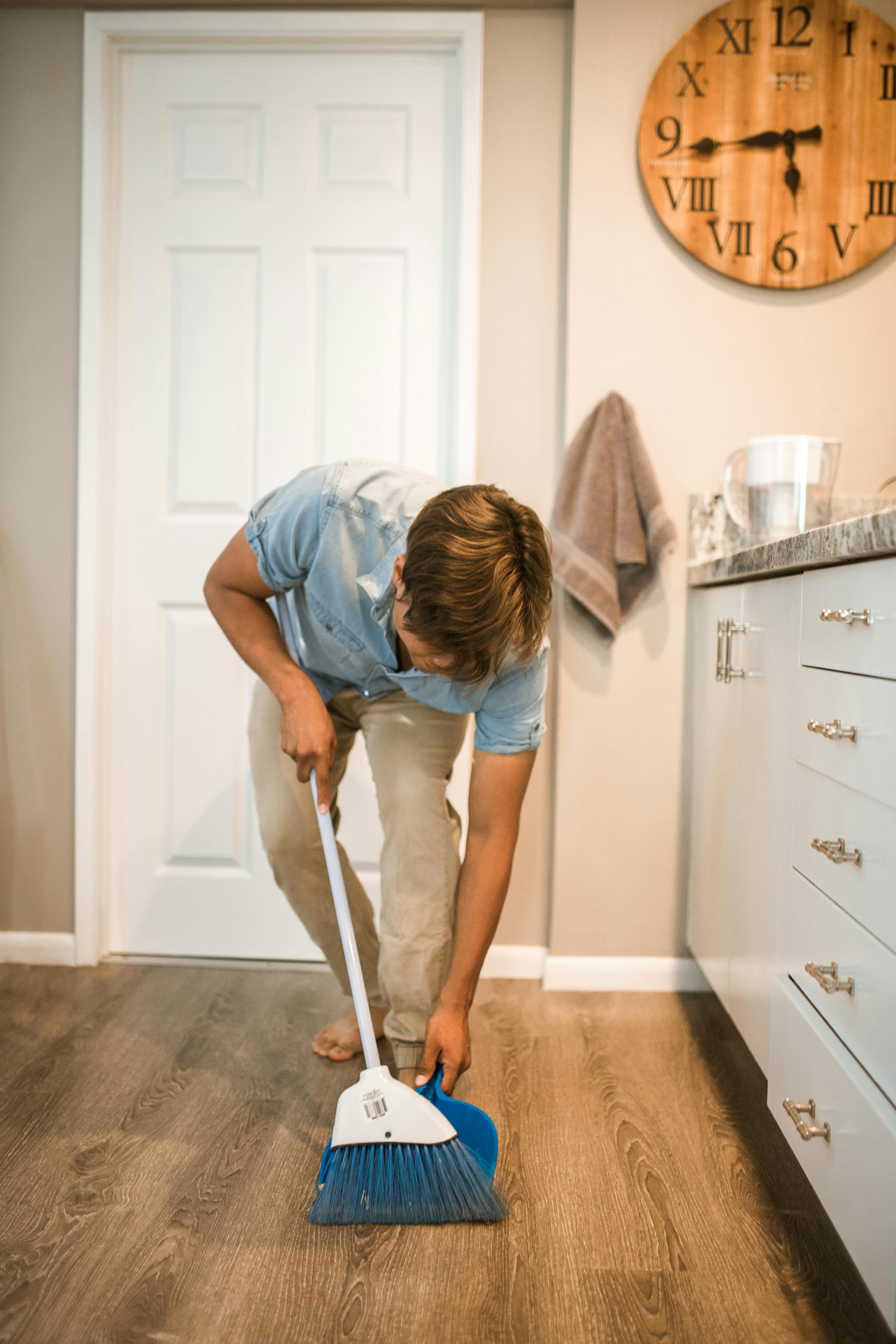 Lisa and James clean up the house together | Source: Pexels