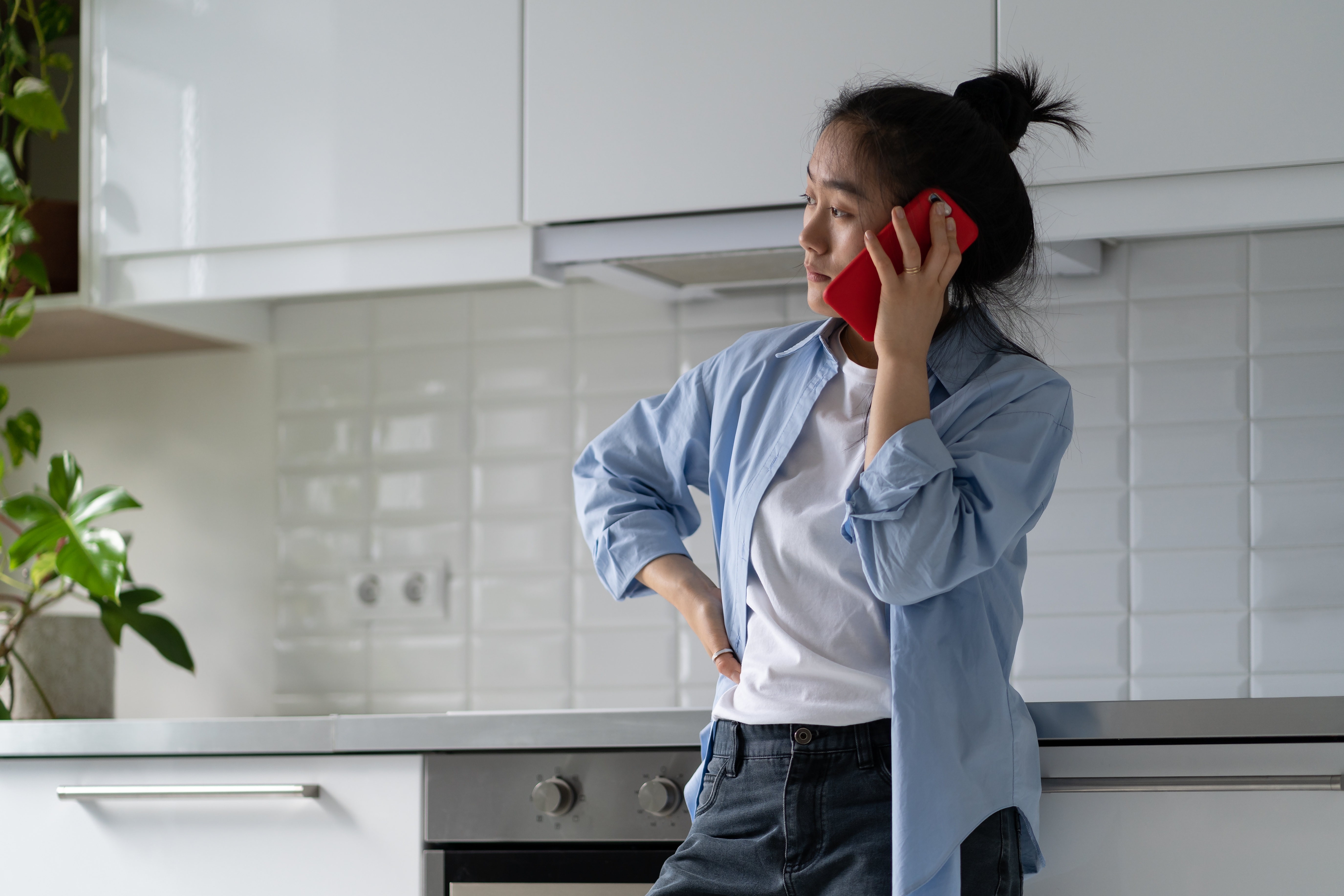 A young, worried woman on the phone | Source: Shutterstock