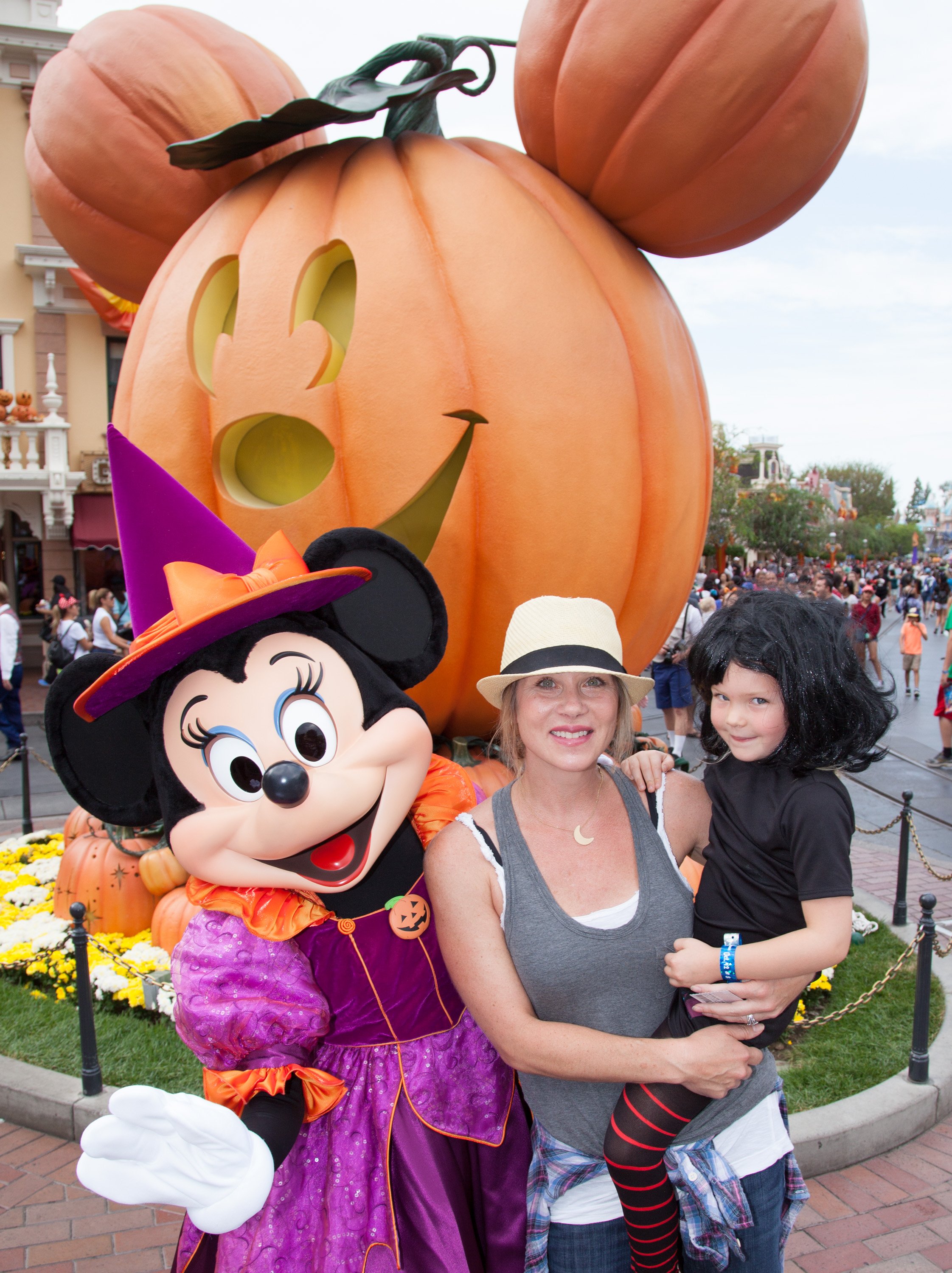 Christina Applegate and daughter Sadie LeNoble celebrate "Halloween Time" with Minnie Mouse at Disneyland on October 12, 2015 in Anaheim, California | Source: Getty Images 