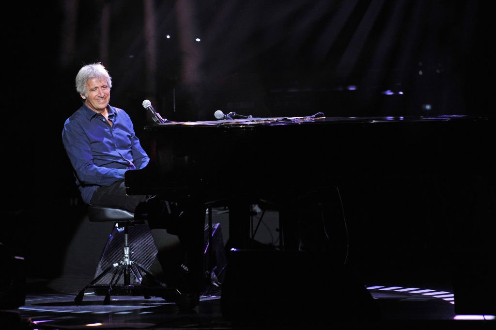 Yves Duteil se produit sur scène lors du concert "Leurs Voix Pour L'Espoir 2014'' à L'Olympia le 18 septembre 2014 à Paris, France. | Photo : Getty Images
