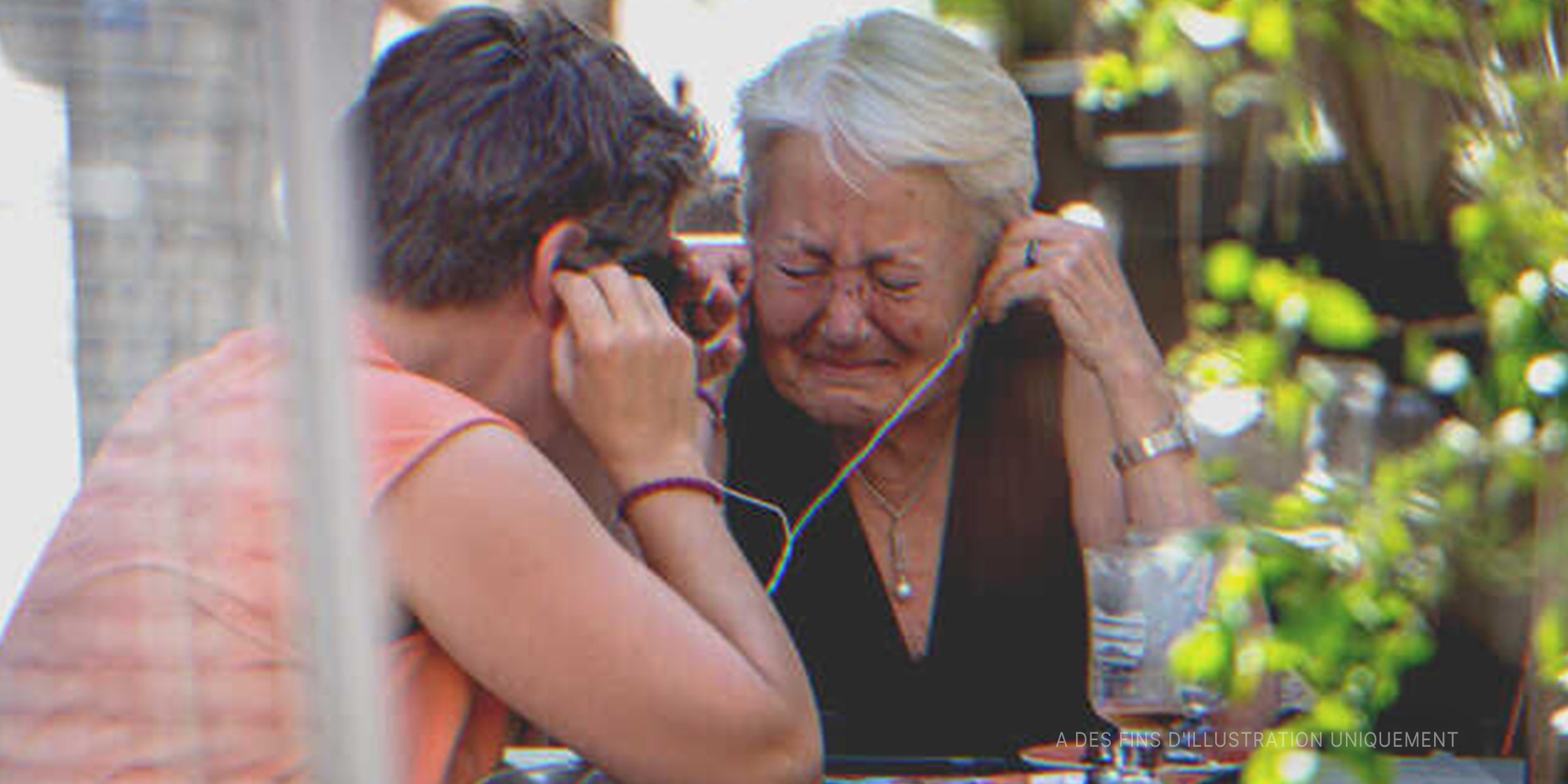 Deux femmes âgées écoutant le téléphone et pleurant | Source : Shutterstock