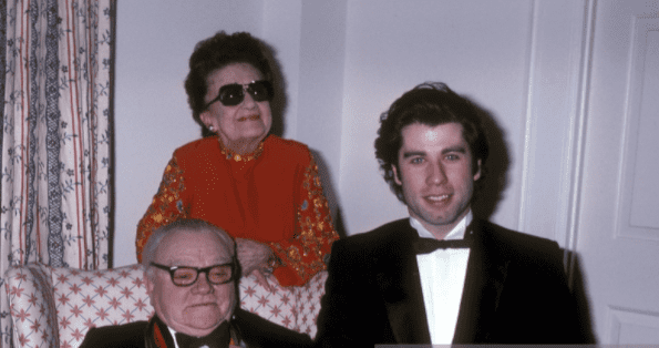 James Cagney, wife Frances Cagney and actor John Travolta pose for photographs on December 7, 1980 at James Cagney's suite at The Fairfax Hotel in Washington, D.C. | Photo: Getty Images