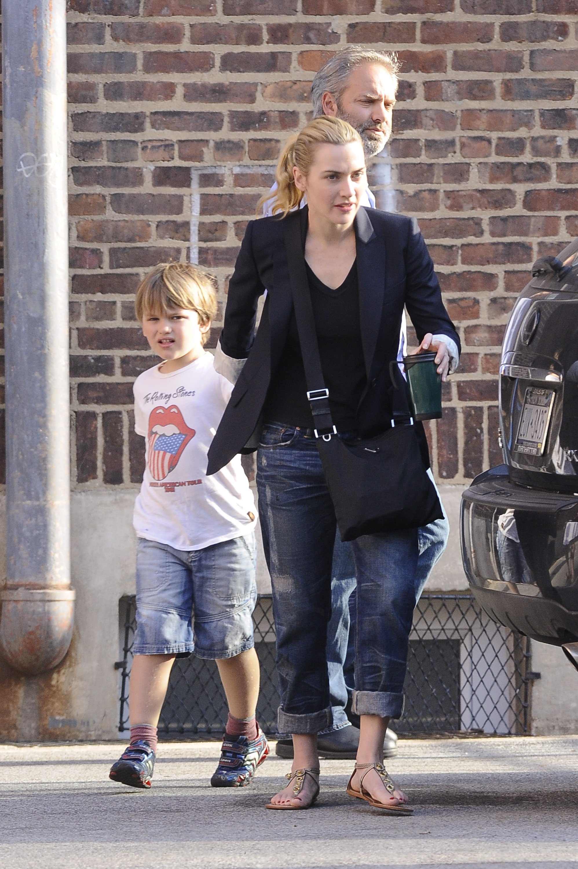 Actress Kate Winslet and director Sam Mendes walk son Joe to his school on April 07, 2010 in New York City | Source: Getty Images