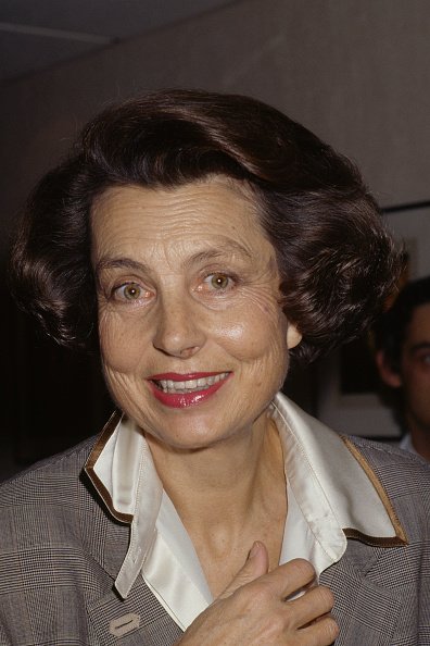Liliane Bettencourt assiste à la première du film Les Pyramides bleues réalisé par la chanteuse et actrice franco-américaine Arielle Dombasle. | Photo : Getty Images Liliane Bettencourt assiste à la première du film Les Pyramides bleues réalisé par la chanteuse et actrice franco-américaine Arielle Dombasle. | Photo : Getty Images