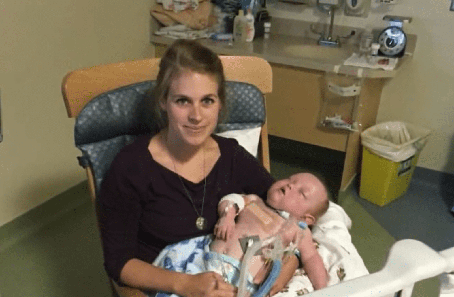 Katie Butler holding baby Braxtel. │Source: youtube.com/WatchZozo