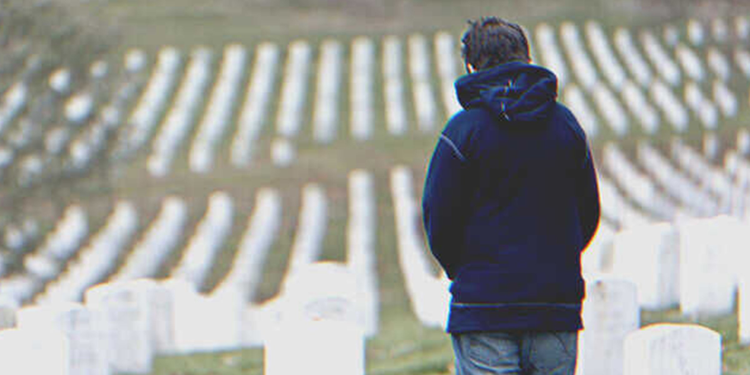 Un jeune garçon dans un cimetière | Shutterstock    