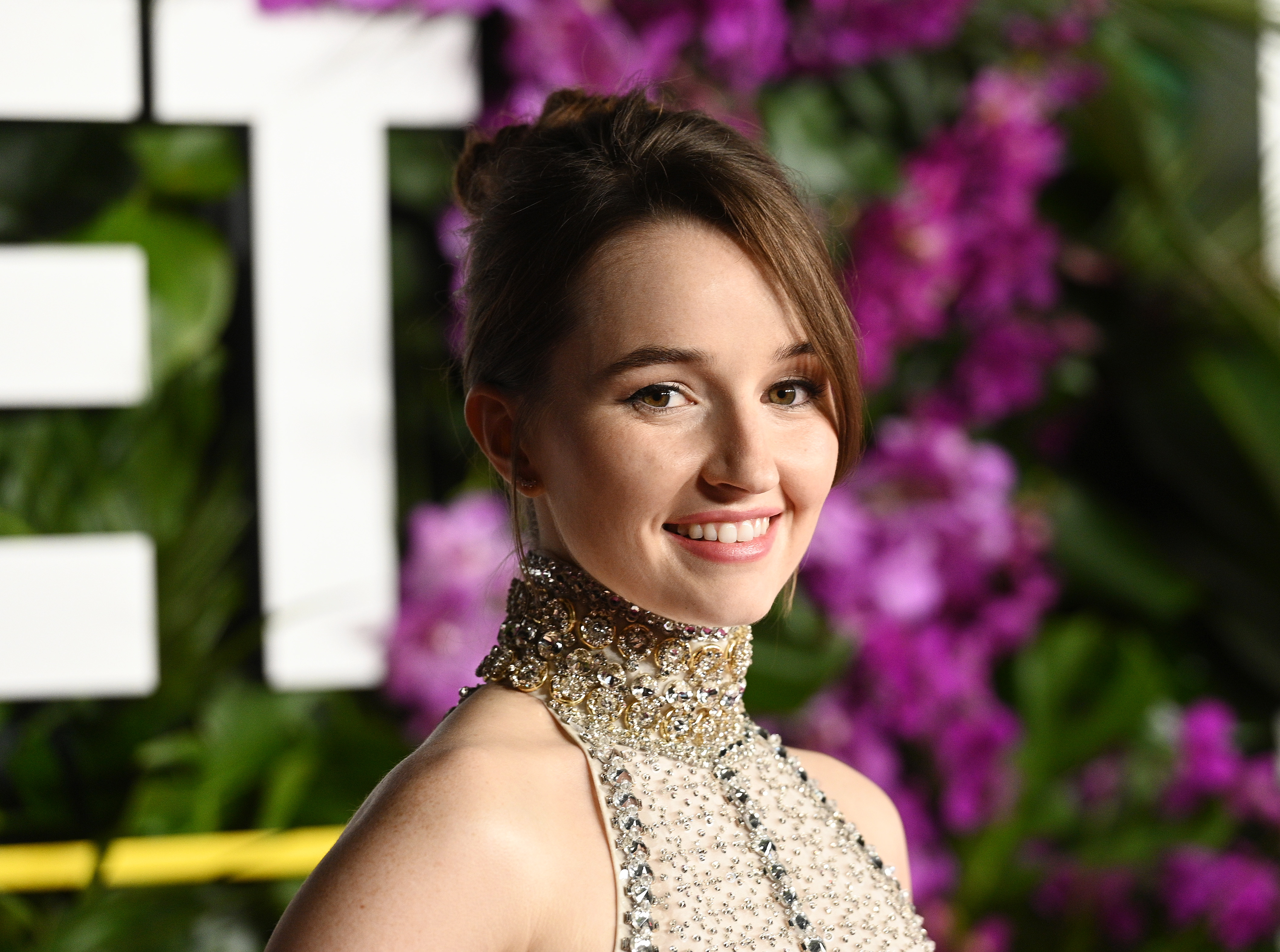 Kaitlyn Dever at "Ticket to Paradise" premiere held at the Regency Village Theatre on October 17, 2022, in Los Angeles, California. | Source: Getty Images