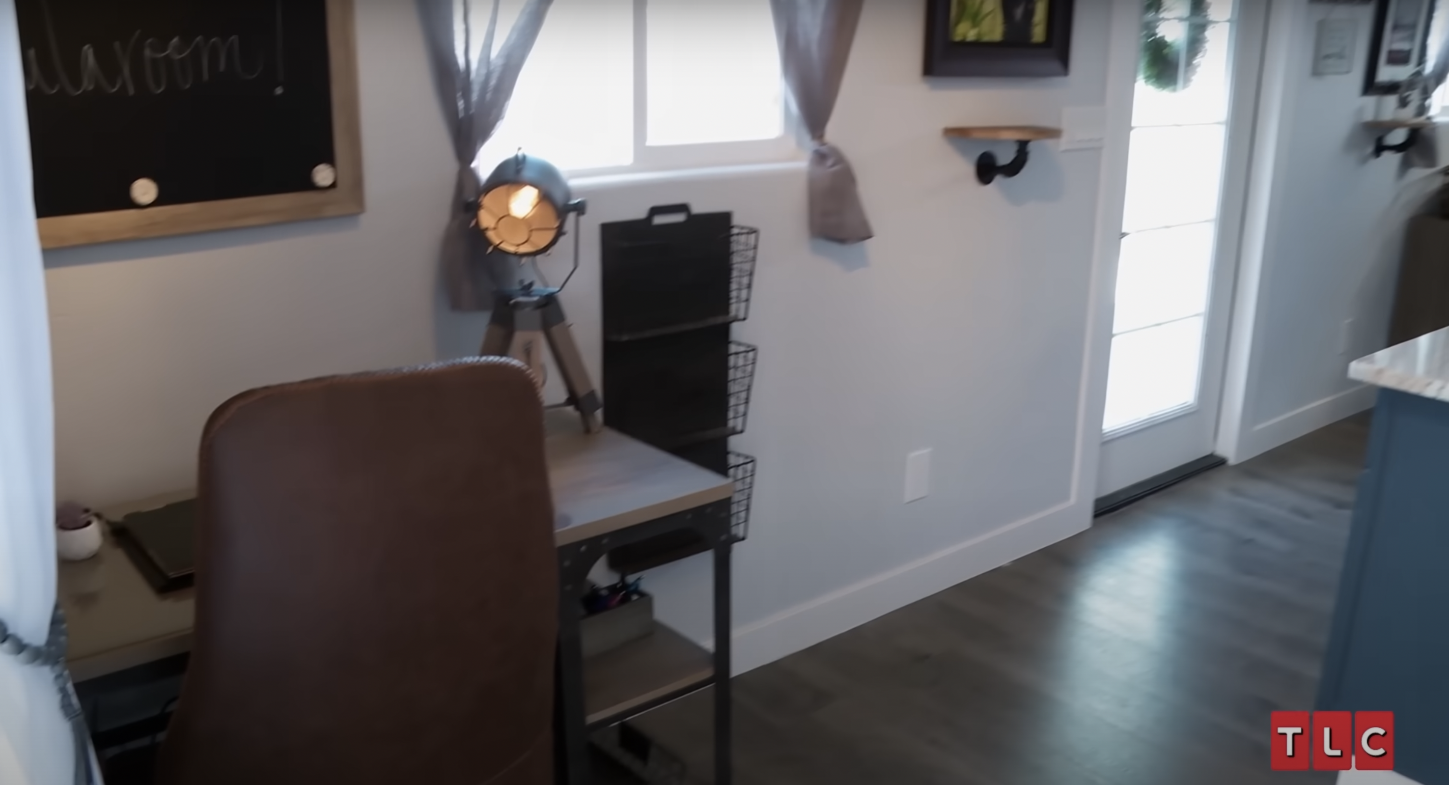 Meri Brown's desk space in her carriage house featured on "Sister Wives" | Source: YouTube/TLC