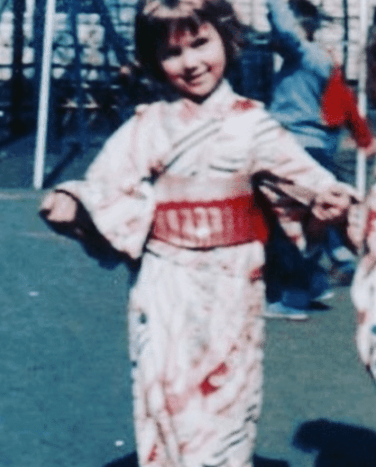 Linda Purl flaunting a kimono as a schoolgirl. | Source: Instagram/LindaPurl