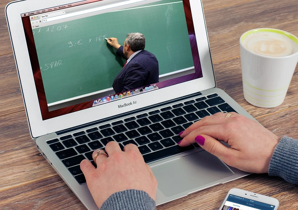 Estudiante escuchando clases a través de internet usando una computadora portátil. | Foto: Pixabay