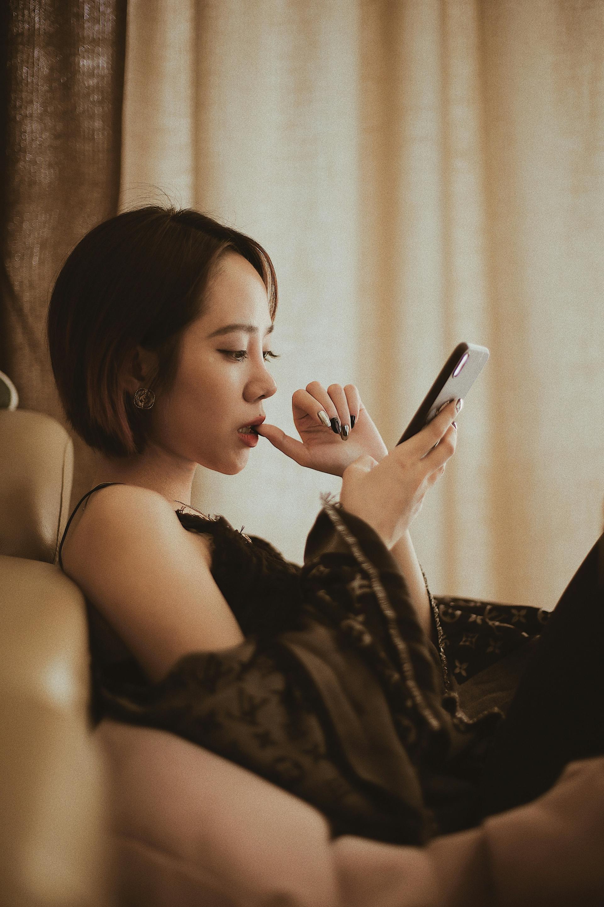A woman using her phone | Source: Pexels
