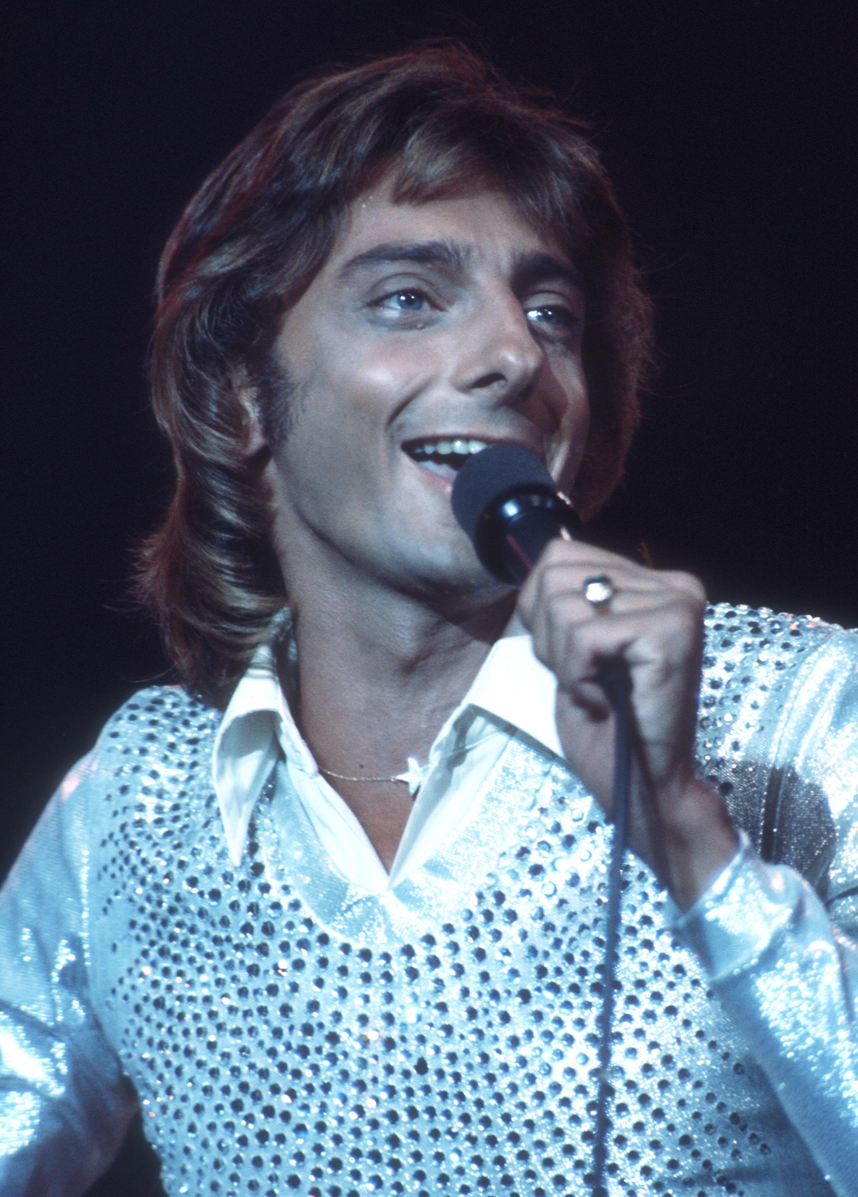 Before the hit records and television specials, Manilow was a young New Yorker building a career around music. He had started playing piano and accordion as a child and later studied at Juilliard while working in the CBS mail room. | Source: Getty Images