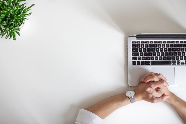 Un homme qui prie au travail | Photo : Getty Images