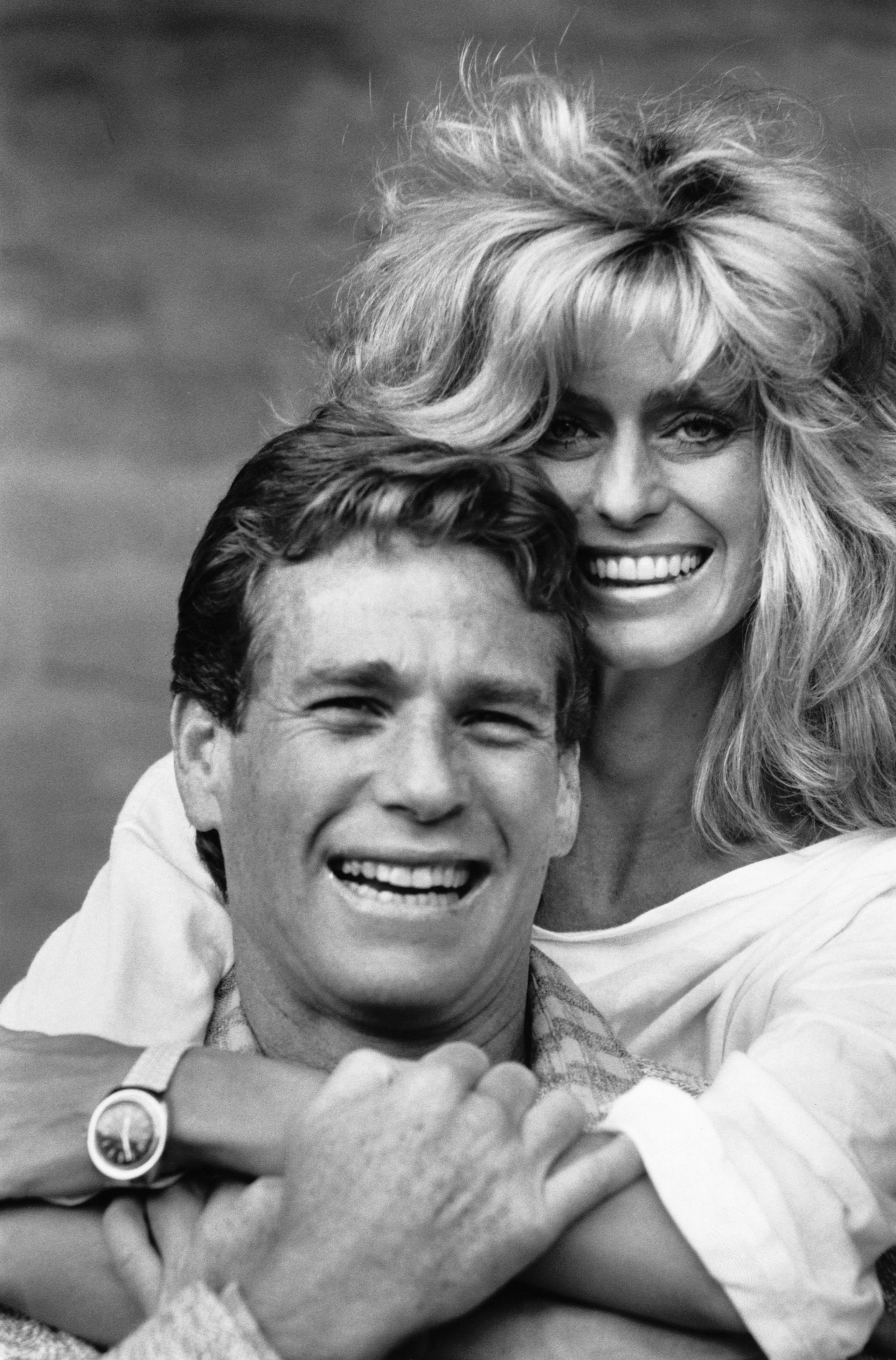 Ryan O'Neal and Farrah Fawcett photographed together in a black and white picture in 1984 | Source: Getty Images
