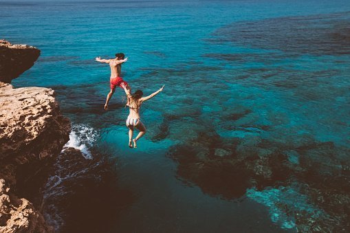 Una pareja regresa de su luna de miel, pero se niega a hablar el uno con el otro | Foto: Getty Images Una pareja regresa de su luna de miel, pero se niega a hablar el uno con el otro | Foto: Getty Images