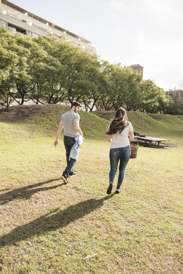 Pareja paseando por el parque. | Foto: Freepik Pareja paseando por el parque. | Foto: Freepik